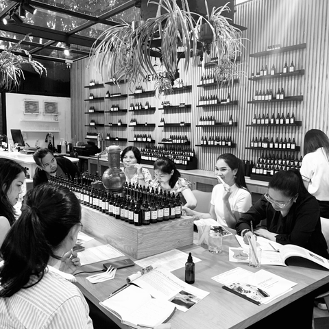PERFUME MASTER CLASS - PROFESSIONAL LEVEL: LỚP HỌC MÙI HƯƠNG CHUYÊN NGHIỆP