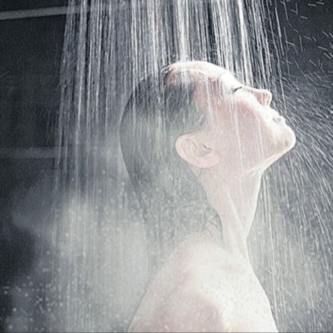 Tắm nước nóng có ảnh hưởng thế nào với da và môi?