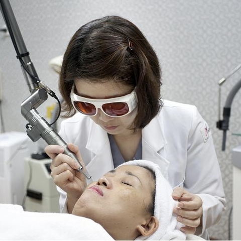 Phun xăm môi có xoá được không?