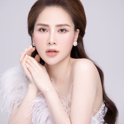 Nên phun môi tế bào gốc hay collagen?