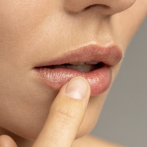 Nguyên nhân và cách khắc phục mụn nước sau phun xăm môi