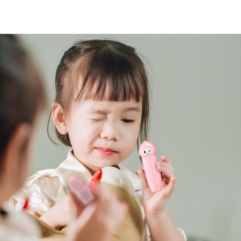 Chăm sóc môi cho trẻ ngày hè