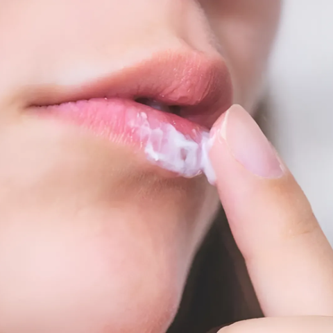 Có nhất thiết phải sử dụng kháng khuẩn sau phun môi hay không?