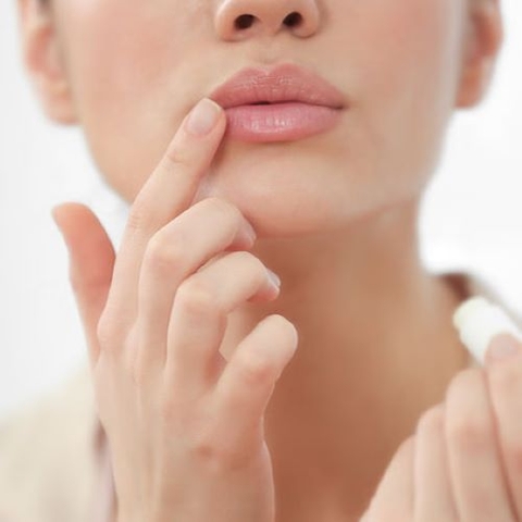 Các nguyên nhân chính gây khô môi phổ biến