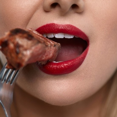 Vì sao xăm môi cần kiêng thịt bò?