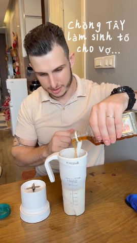 Chồng Tây trổ tài xay sinh tố cho vợ bằng Máy xay cầm tay CR-150 CREEN