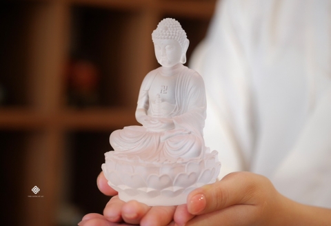 Tượng Đức Phật Dược Sư cầm bảo tháp lưu ly trắng 12.5cm