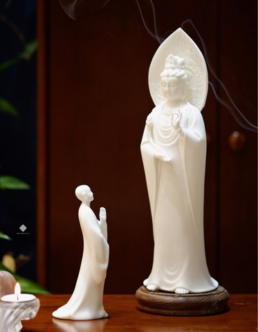 Tượng Đại Thế Chí Bồ tát đứng sứ trắng