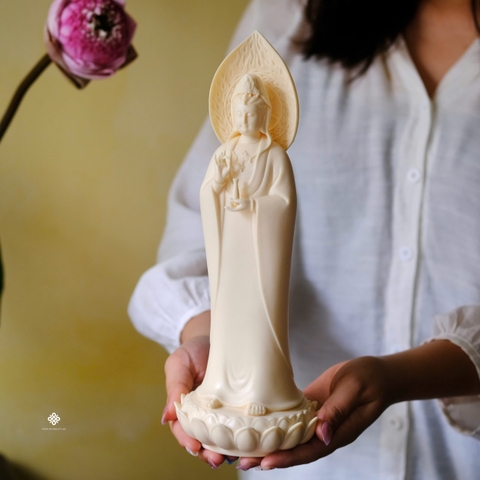Tượng Quan Âm Bồ tát đứng sứ vàng
