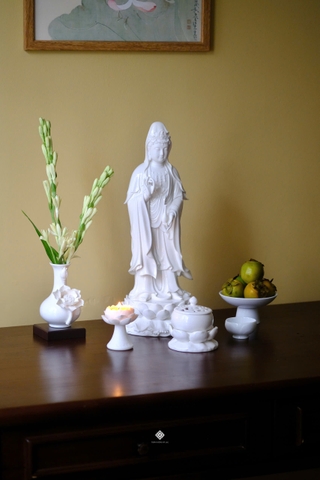 Ban thờ Quan Âm Bồ Tát sứ trắng