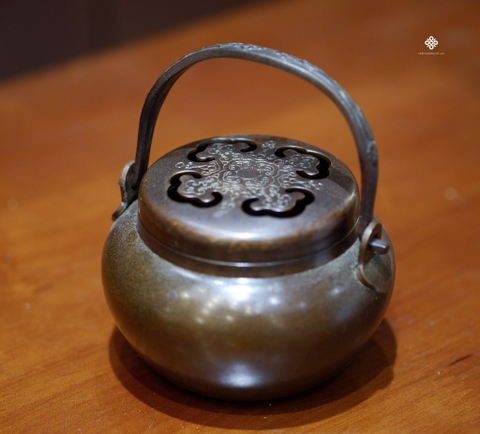 Lư đồng cát tường có quai màu nâu