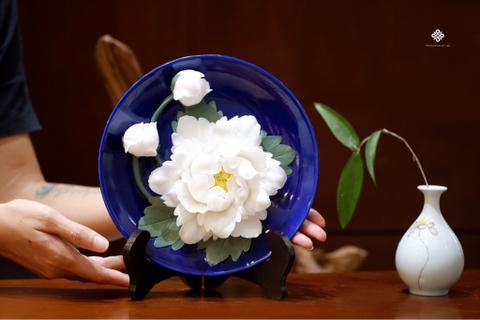 Đĩa sứ trang trí hoa mẫu đơn trắng 17.8cm