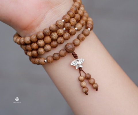 Chuỗi 108 hạt trầm rừng 6mm phối hoa sen bạc