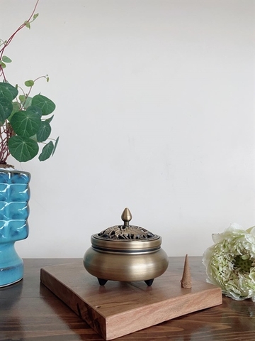 Lư đồng hoa sen vàng chân thon