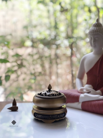 Đế đồng hoa sen vàng