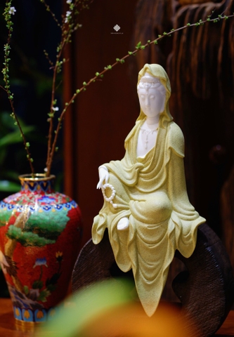 Tượng gốm Quan Âm cầm chuỗi bồ đề màu vàng