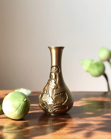 Bình đồng hoa sen