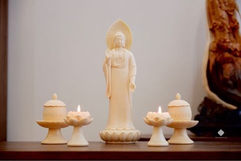 Tượng Đức Phật Thích Ca đứng sứ vàng