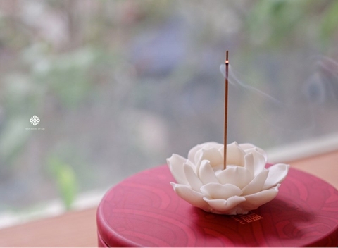Lư gốm bạch liên