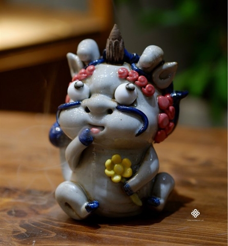 Lư gốm bé lân e lệ