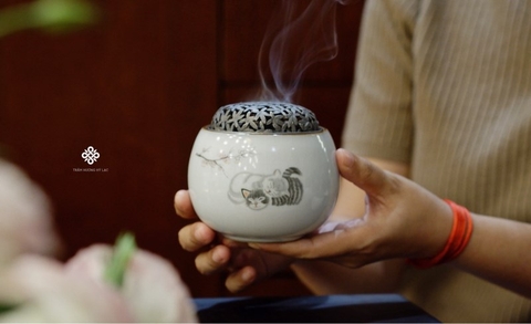 Lư gốm vẽ tay mèo êm ái
