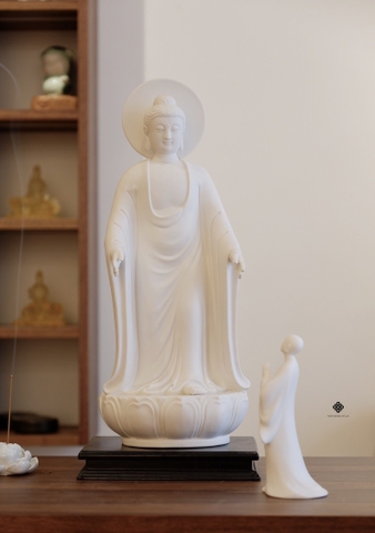Tượng Phật Thích Ca từ ái gốm trắng