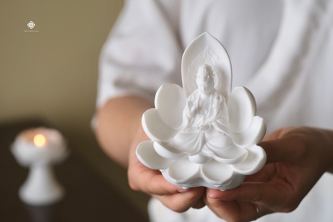 Tượng Đại Thế Chí ngự sen sứ trắng mini