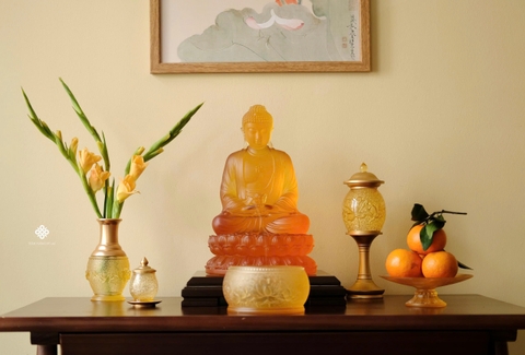 Ban thờ hoa sen lưu ly vàng tinh giản