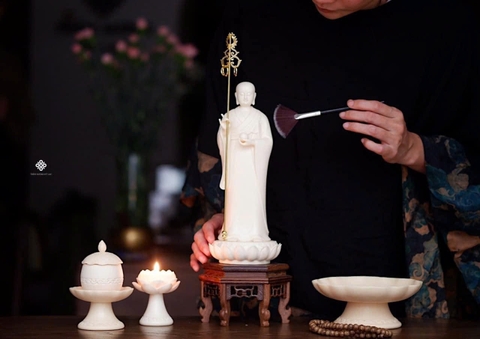 Ban thờ hoa sen sứ vàng tinh giản