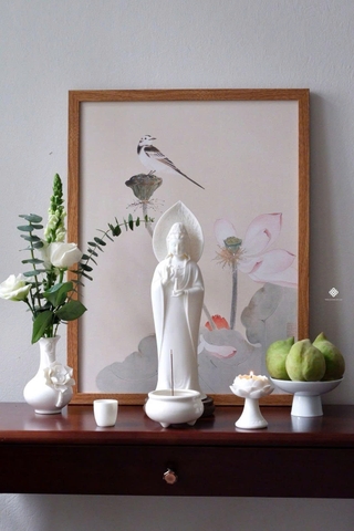 Ban thờ hoa sen sứ trắng