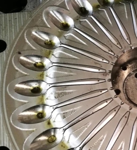 Vật Liệu làm Khuôn Ép phun Và Cách lựa Chọn Nó