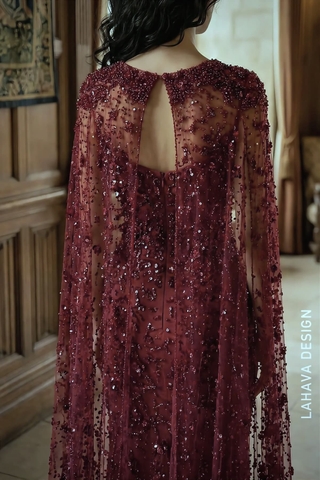 Váy dạ hội kiêu sa với áo choàng cách điệu