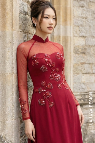 Áo Dài Đỏ Quyến Rũ Với Họa Tiết Kết Cườm Thủ Công