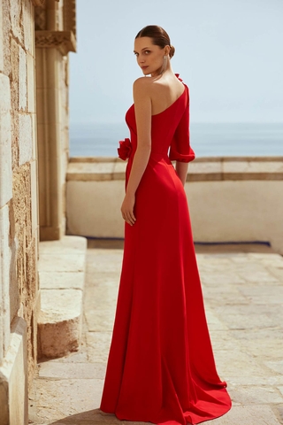 Váy dạ hội lệch vai xẻ tà ấn tượng