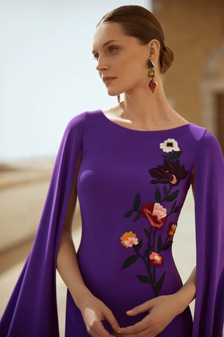 Đầm dạ hội thêu hoa tay xẻ hiện đại