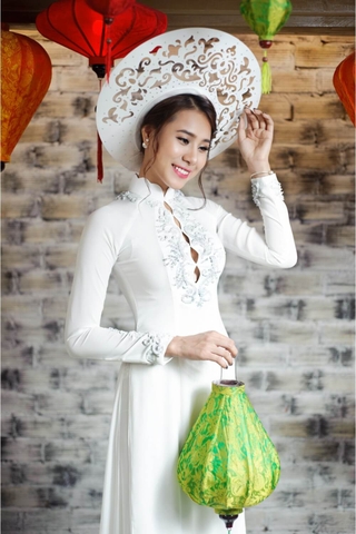 Áo dài trắng thiết kế nhẹ nhàng