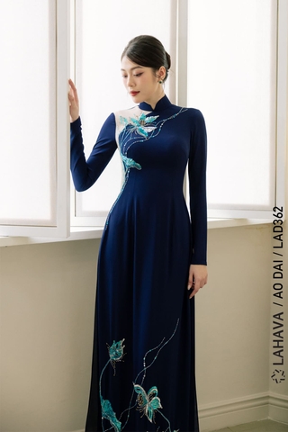 Áo dài trung niên kết hoạ tiết hoa sen nổi bật