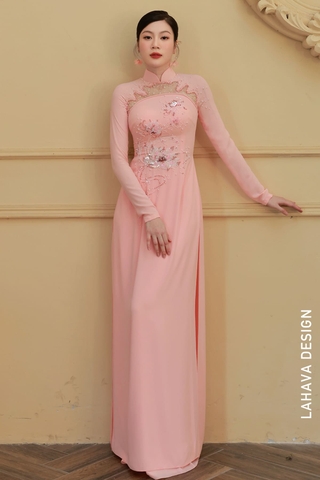 Áo dài hồng cắt khoét kết hoa sen tinh tế