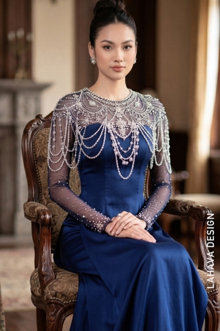 Áo Dài Xanh Navy Sang Trọng Với Điểm Nhấn Choàng Ngọc Trai Quý Phái