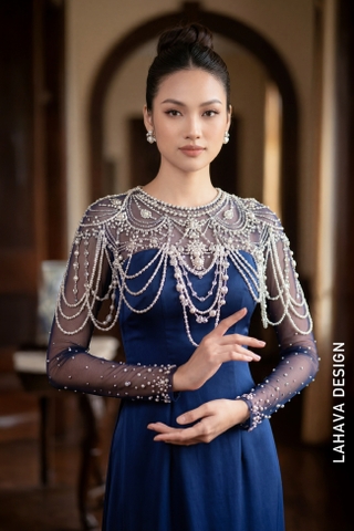 Áo Dài Xanh Navy Sang Trọng Với Điểm Nhấn Choàng Ngọc Trai Quý Phái