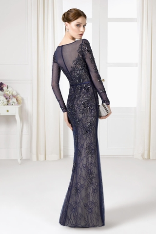 Váy ren cổ thuyền tay dài đuôi cá sang trọng