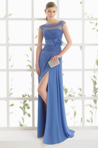 Váy dạ hội cổ thuyền xẻ tà ấn tượng