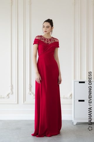 Váy dạ hội đỏ nổi bật với thiết kế xếp ly chéo ấn tượng