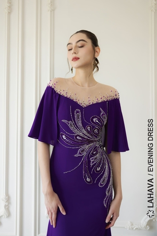 Đầm dạ hội đuôi cá sang trọng với tay choàng ấn tượng