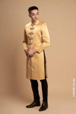 Áo dài nam vàng đồng nhẹ nhàng