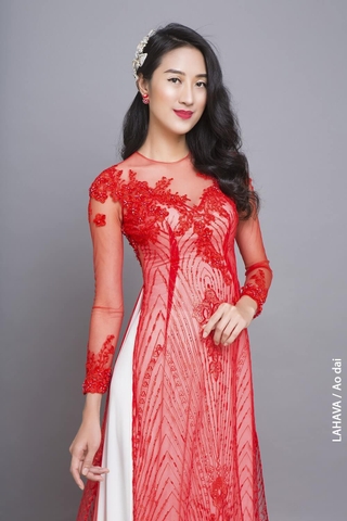 Áo dài đỏ trên nền trắng hiện đại