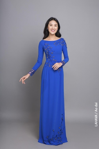 Áo dài cổ thuyền kết hạt sang trọng