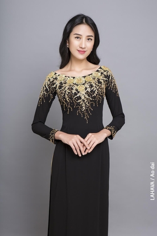 Áo dài cổ thuyền kết ren đồng nổi bật