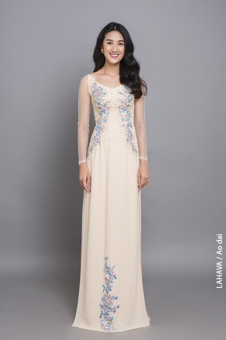 Áo dài thiết kế nhẹ nhàng với ren thêu