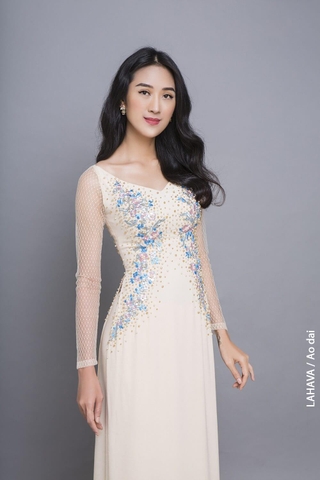 Áo dài thiết kế nhẹ nhàng với ren thêu